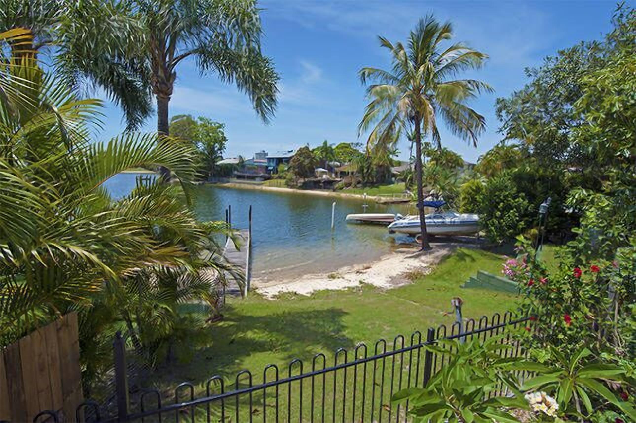 Gold Coast Waterfront Central Location Canal Pool Best Value Spacious Large Home — image 5