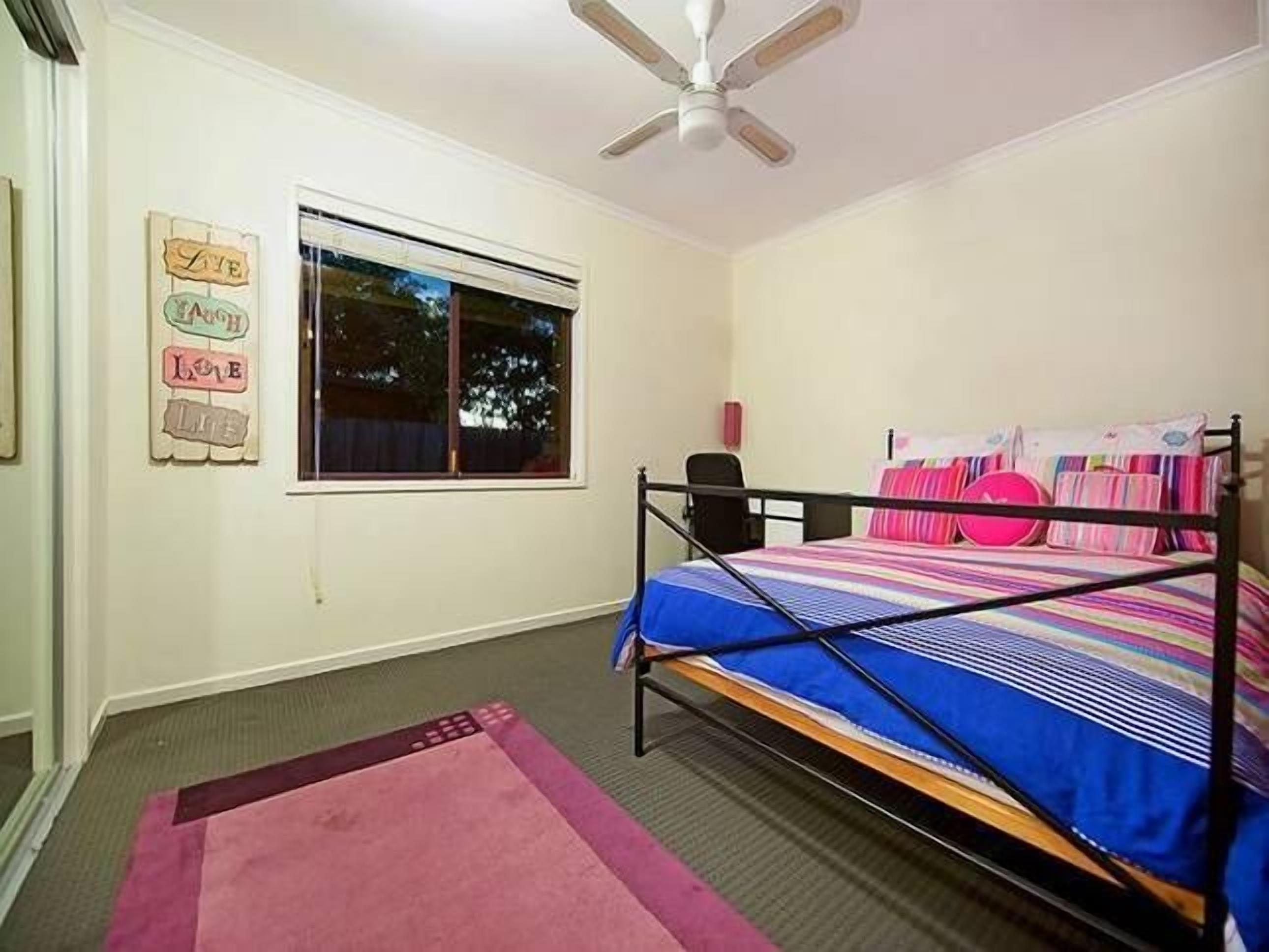 Gold Coast Waterfront Central Location Canal Pool Best Value Spacious Large Home — image 12