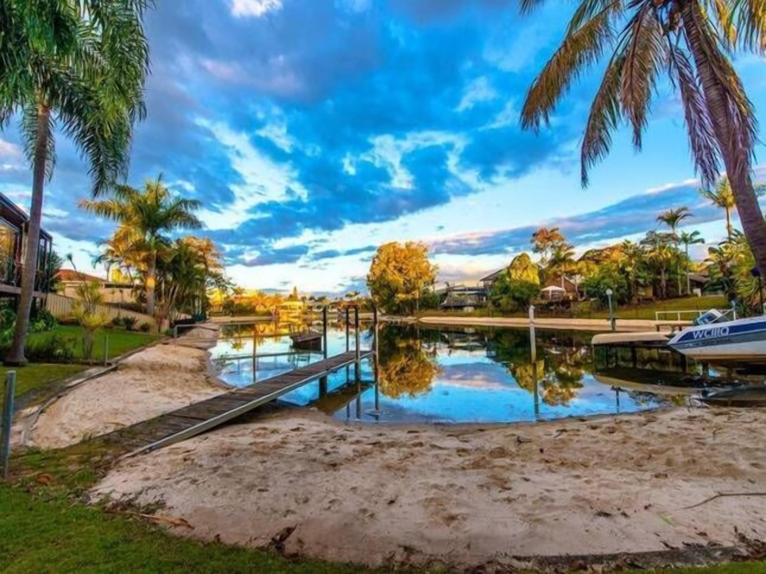 Gold Coast Waterfront Central Location Canal Pool Best Value Spacious Large Home — image 8