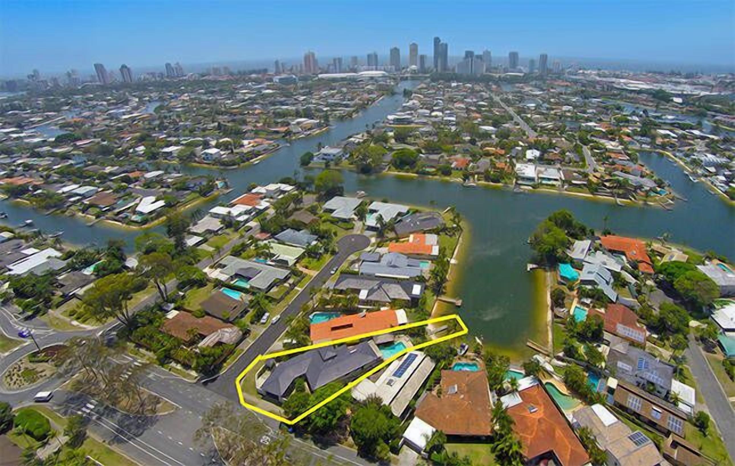 Gold Coast Waterfront Central Location Canal Pool Best Value Spacious Large Home — image 2