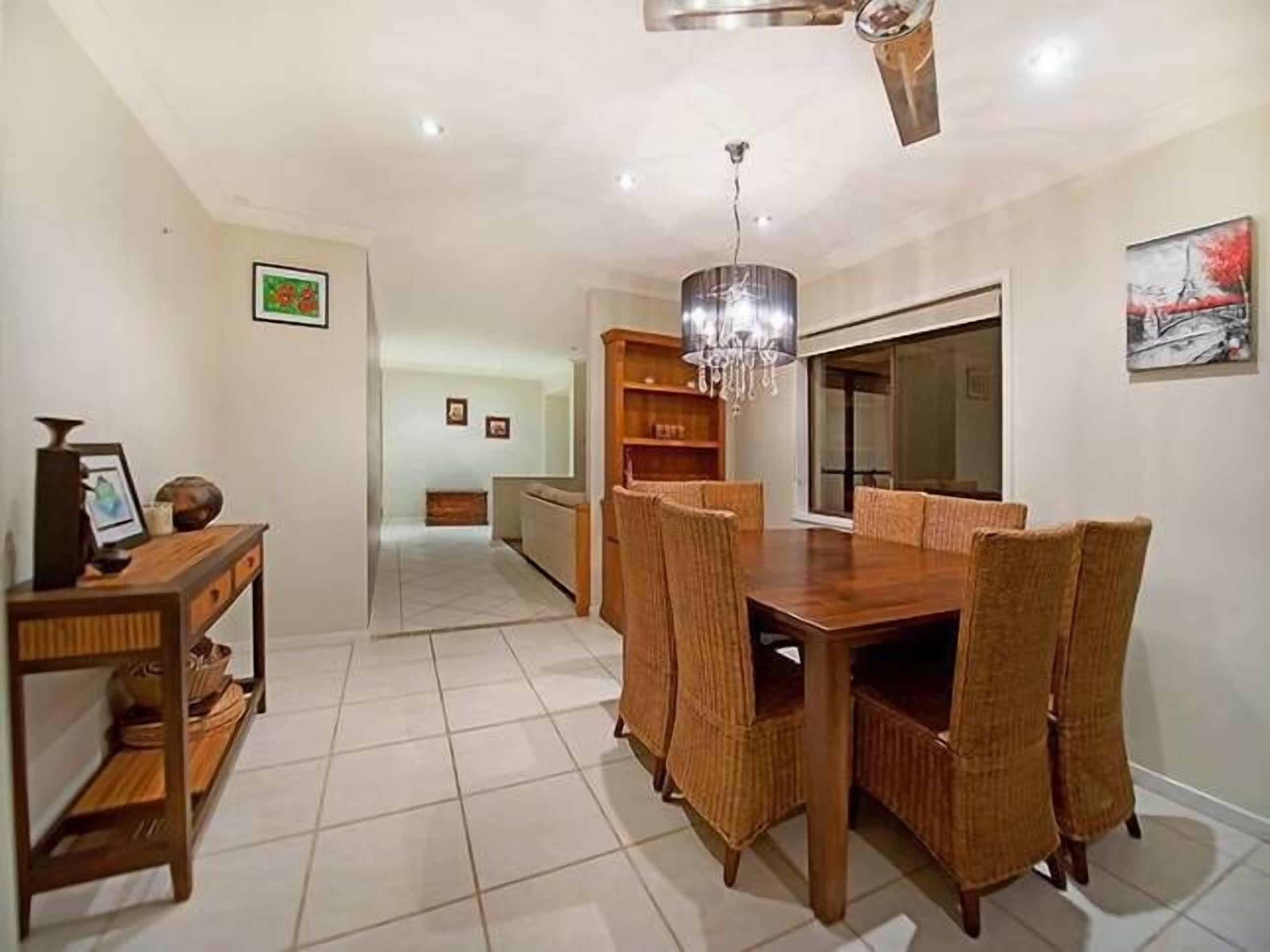 Gold Coast Waterfront Central Location Canal Pool Best Value Spacious Large Home — image 10