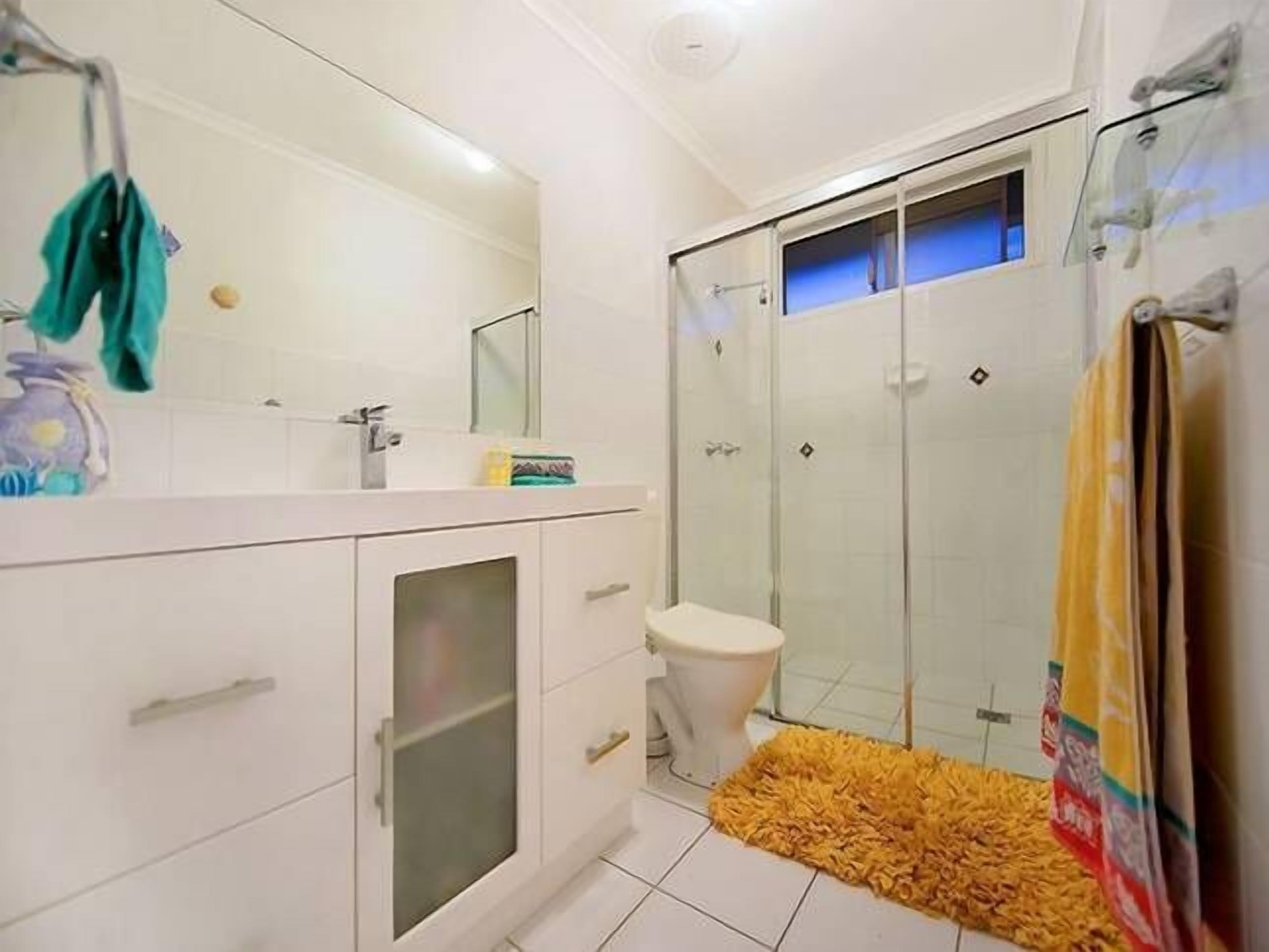 Gold Coast Waterfront Central Location Canal Pool Best Value Spacious Large Home — image 13