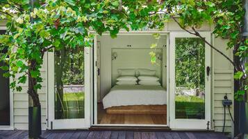 3 bedrooms, desk, iron/ironing board, travel cot