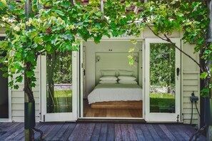 3 間睡房、書桌、熨斗/熨衫板、可攜式嬰兒床