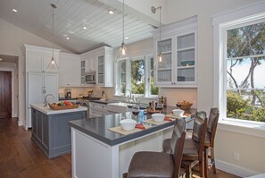 Fridge, microwave, oven, stovetop - Bella Vista - Designer Comfort & Private Tennis Court in Carpinteria (Carpinteria)