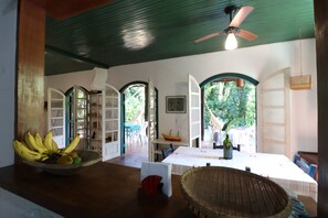 Dining - Beautiful, spacious house with 4 bedrooms, veranda with hammocks, garden. (São Sebastião)