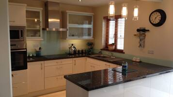 Frigorífico, microondas, horno y lavavajillas