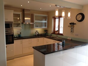 Een koelkast, een microgolfoven, een oven, een vaatwasser