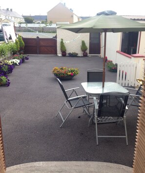 Outdoor dining - Cahirciveen Marina, Ring Of Kerry, 2bed/2bath House (Cahersiveen)