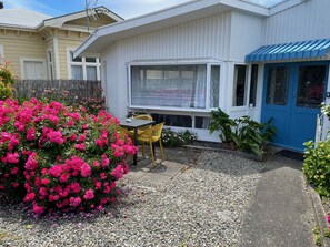 Outdoor dining - Riversong City Retreat - right on the edge of town (Nelson City)
