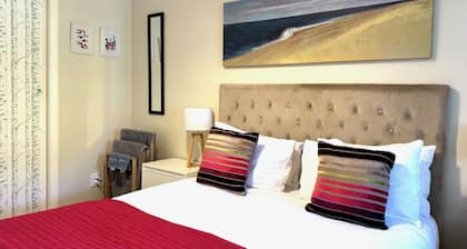 Riversong City Retreat - right on the edge of town