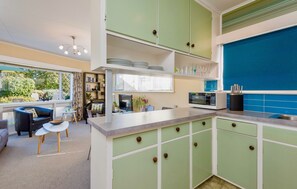 Interior - Riversong City Retreat - right on the edge of town (Nelson City)