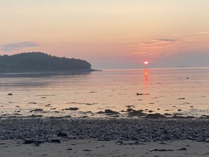 Sur la plage, chaise longue