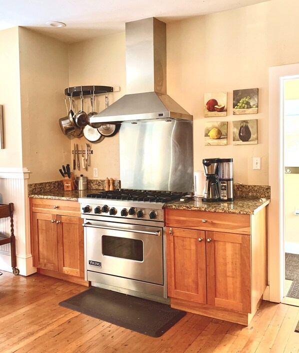 冰箱、微波炉、烤箱、炉灶