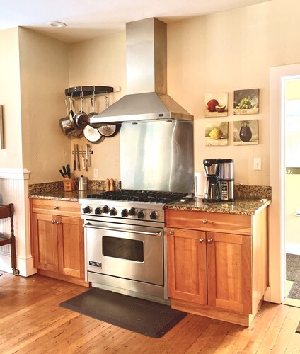 Tyylikäs viktoriaaninen koti, 2 mestaria, erittäin tilava ja loistava sijainti kävelylle.