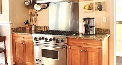 Tyylikäs viktoriaaninen koti, 2 mestaria, erittäin tilava ja loistava sijainti kävelylle.