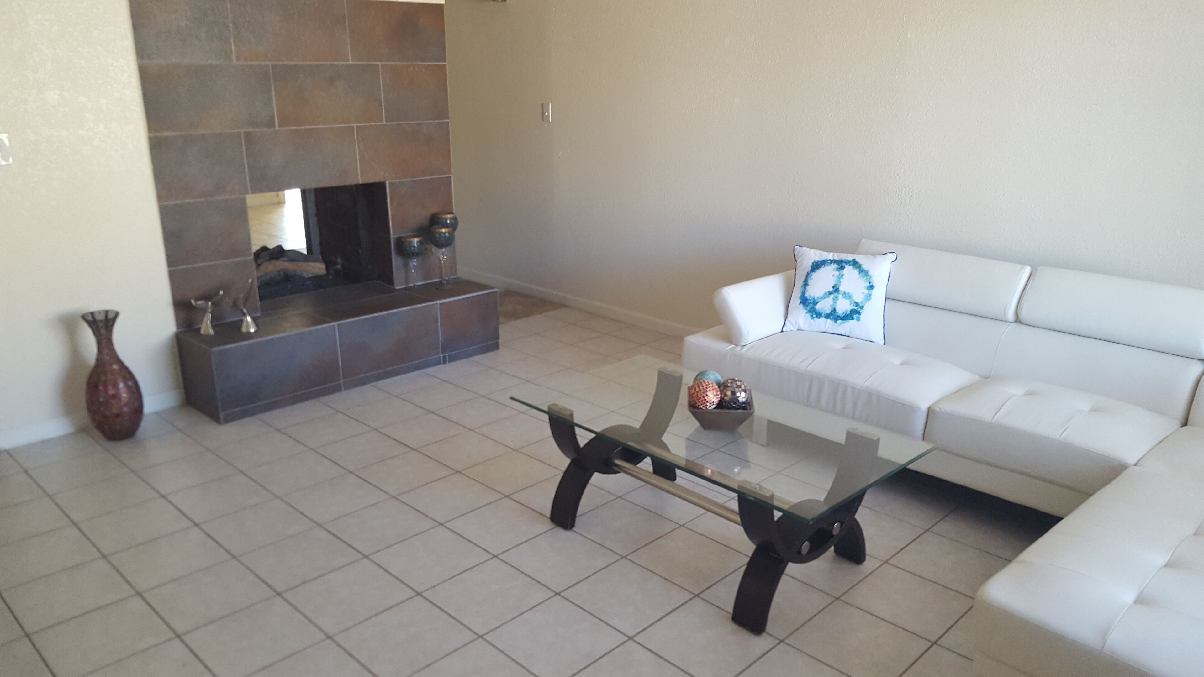 Nice House 1600 Sq. ft,,  Fire place,  Swimung pool, Jacuzzi