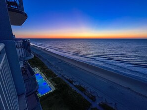 Rannalla, aurinkotuoleja