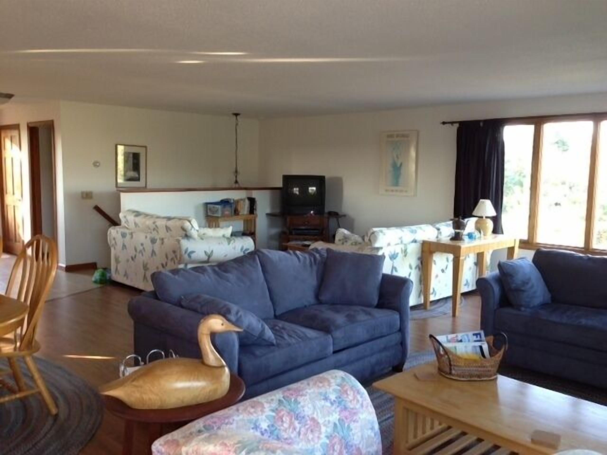 5-minute walk to beach, expansive views of Truro hills
