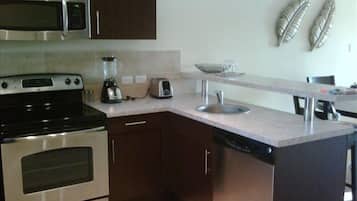 Refrigerador, microondas, horno y parrilla de estufa