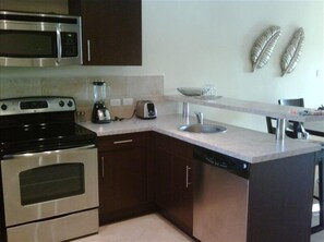 Een koelkast, een magnetron, een oven, een kookplaat