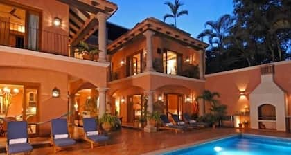 Luxe Villa Pasos a la playa!- $ 99 / habitación por noche Incluye personal especial, último minuto 