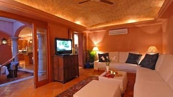 Smart TV, caminetto, videogiochi, lettore DVD