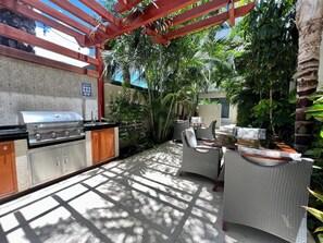 Outdoor dining - Waykiri Unit A-09 Luxurious New Apartment, Noord (Noord)