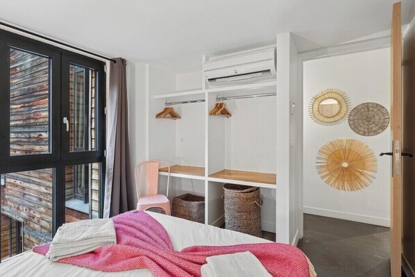 3 bedrooms, iron/ironing board, travel crib, WiFi