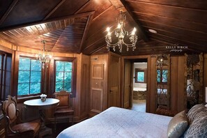 2 bedrooms, iron/ironing board, WiFi, bed sheets - Tree House Luxury Stay (Cottage Grove)