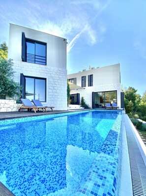 An infinity pool, a heated pool - Luxury villa • Breathtaking views • Prime location (Mimice)