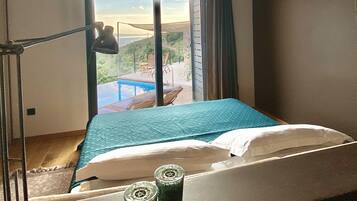 4 bedrooms, in-room safe, desk, iron/ironing board