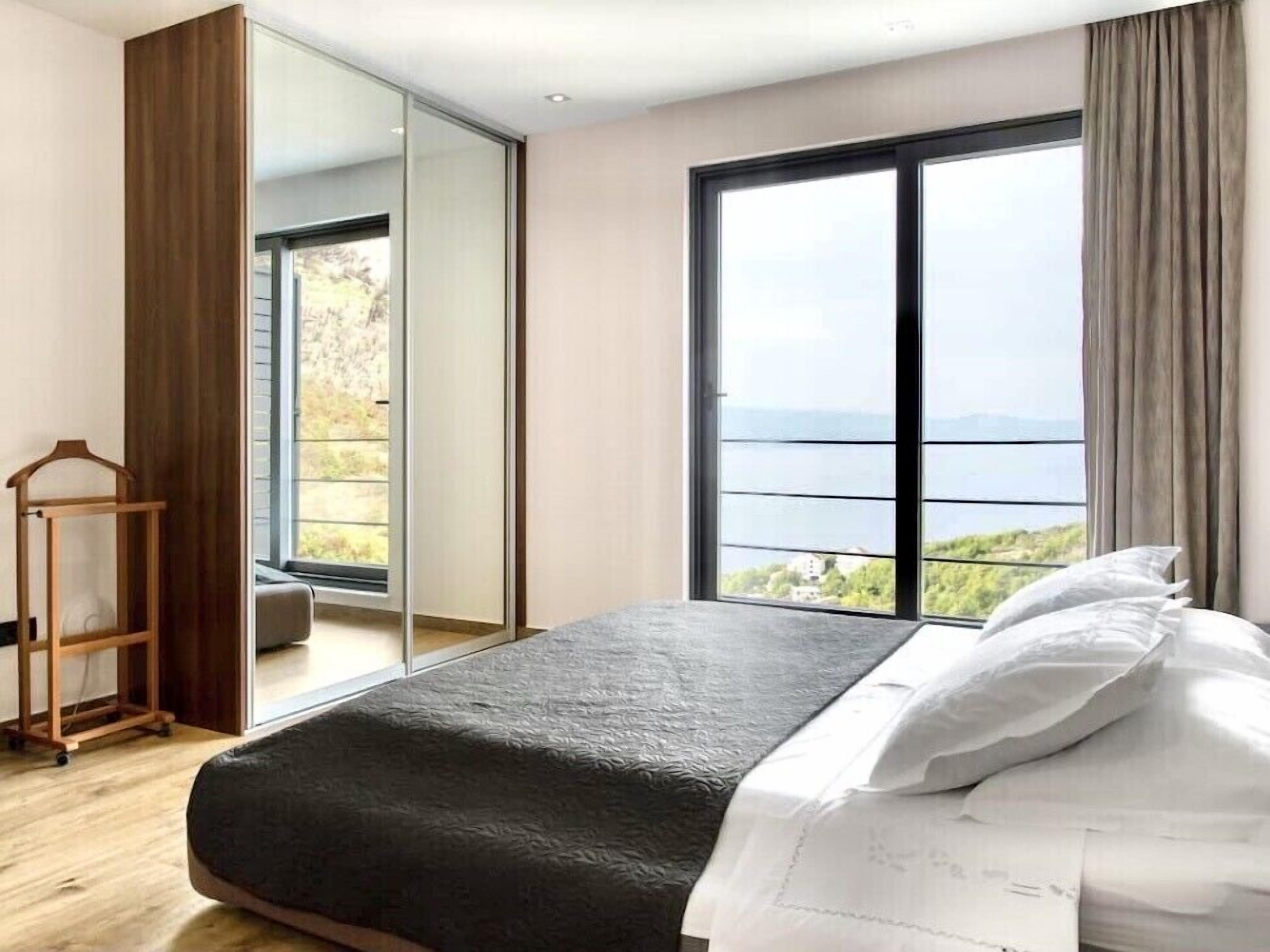 4 室のベッドルーム、セーフティボックス (室内)、デスク、アイロン / アイロン台