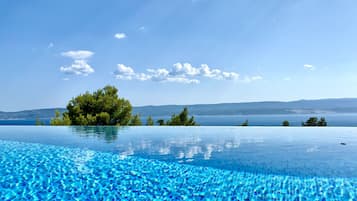 Een infinity pool, een verwarmd zwembad
