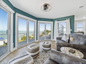 TV connectée, lecteur de DVD, livres