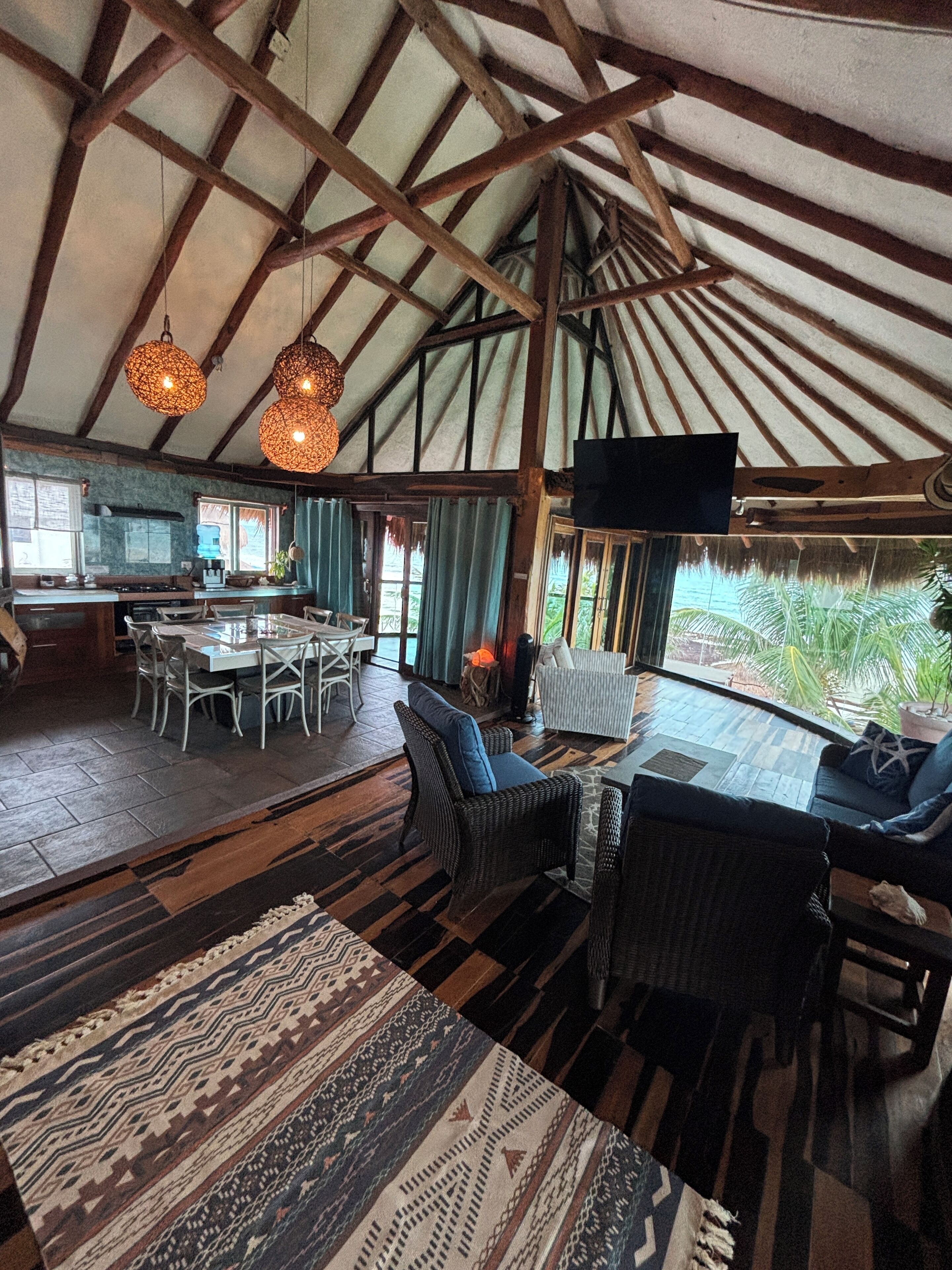 智能电视、壁炉、书、立体声音响