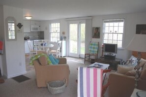 TV, DVD player - Quaint Cottage Close to Skaket Beach (1912) (Orleans)