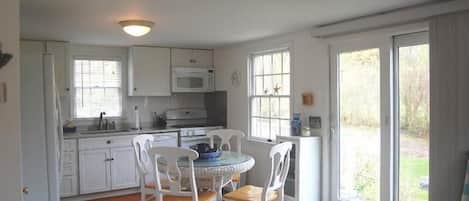 冷蔵庫、電子レンジ、オーブン、コンロ