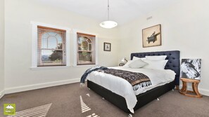 3 bedrooms, WiFi - Dom Winter Glamorous Art Deco (West Launceston)