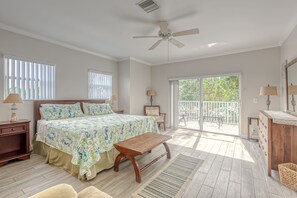2 bedrooms, iron/ironing board, free WiFi, bed sheets - Walk to everything - beach, shopping, food, & fun. Beautiful low rise oasis. (Lauderdale-by-the-Sea)