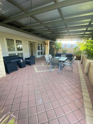 Outdoor dining - Murchison Waters Accommodation (Kalbarri)