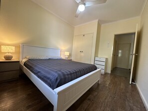 2 室のベッドルーム、アイロン / アイロン台、インターネット、ベッドシーツ