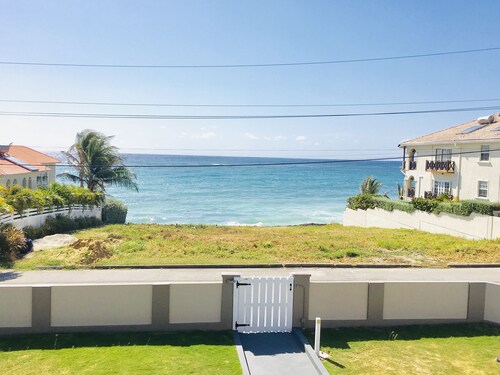 Appartement spacieux avec une chambre et vue sur l'océan