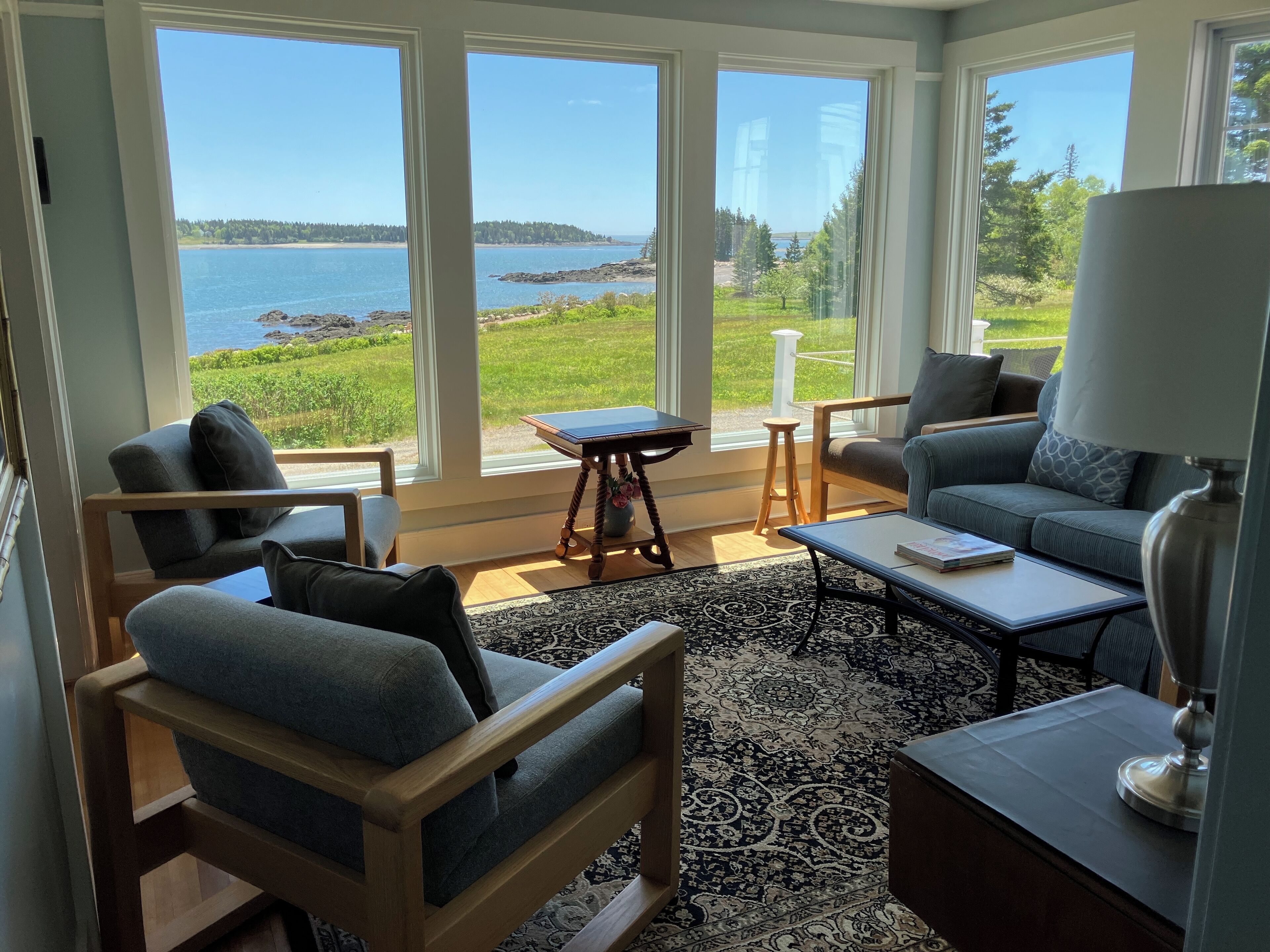 TV, DVD player, livros, videoteca