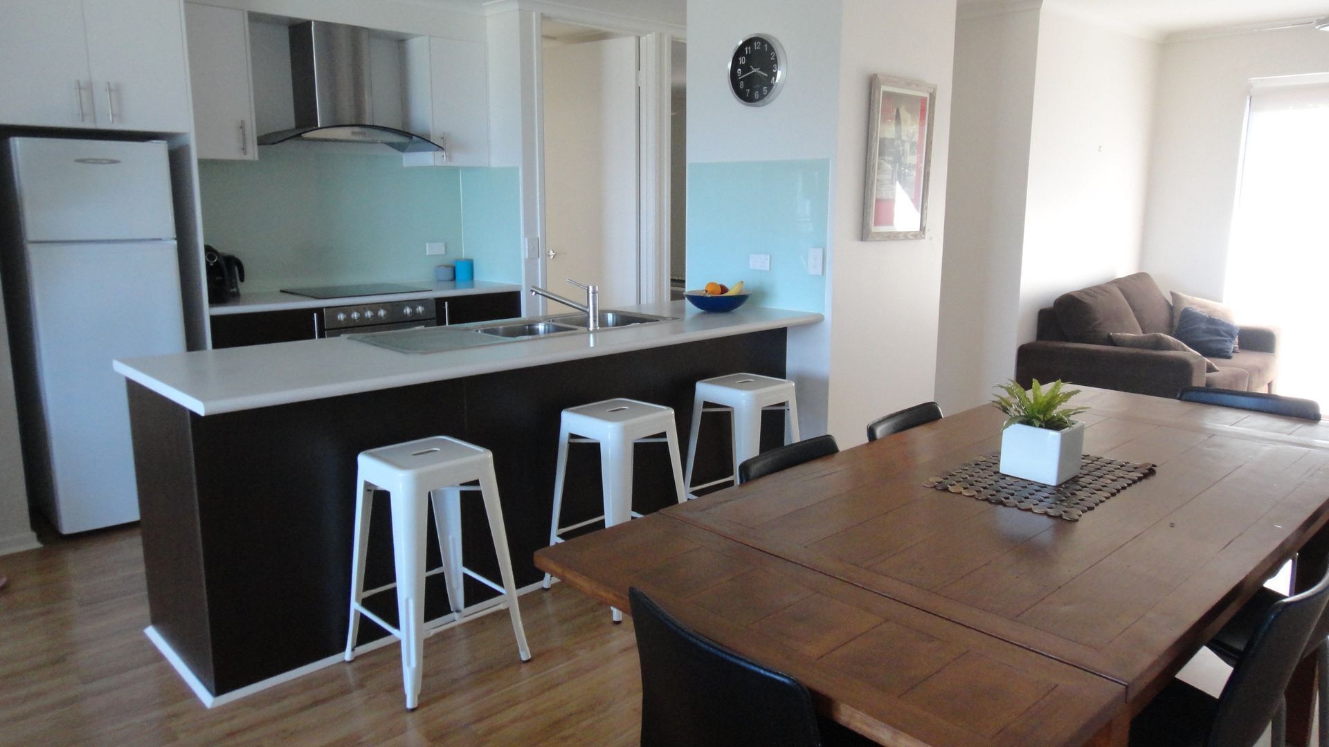 One block from the surf beach, ocean views