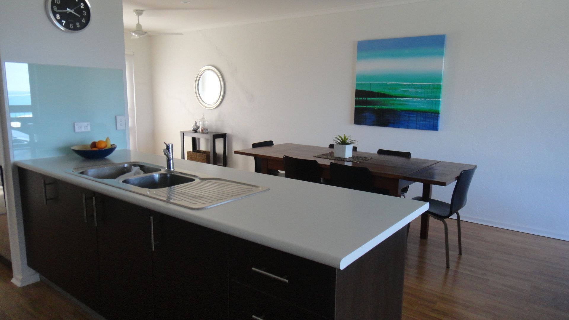 One block from the surf beach, ocean views