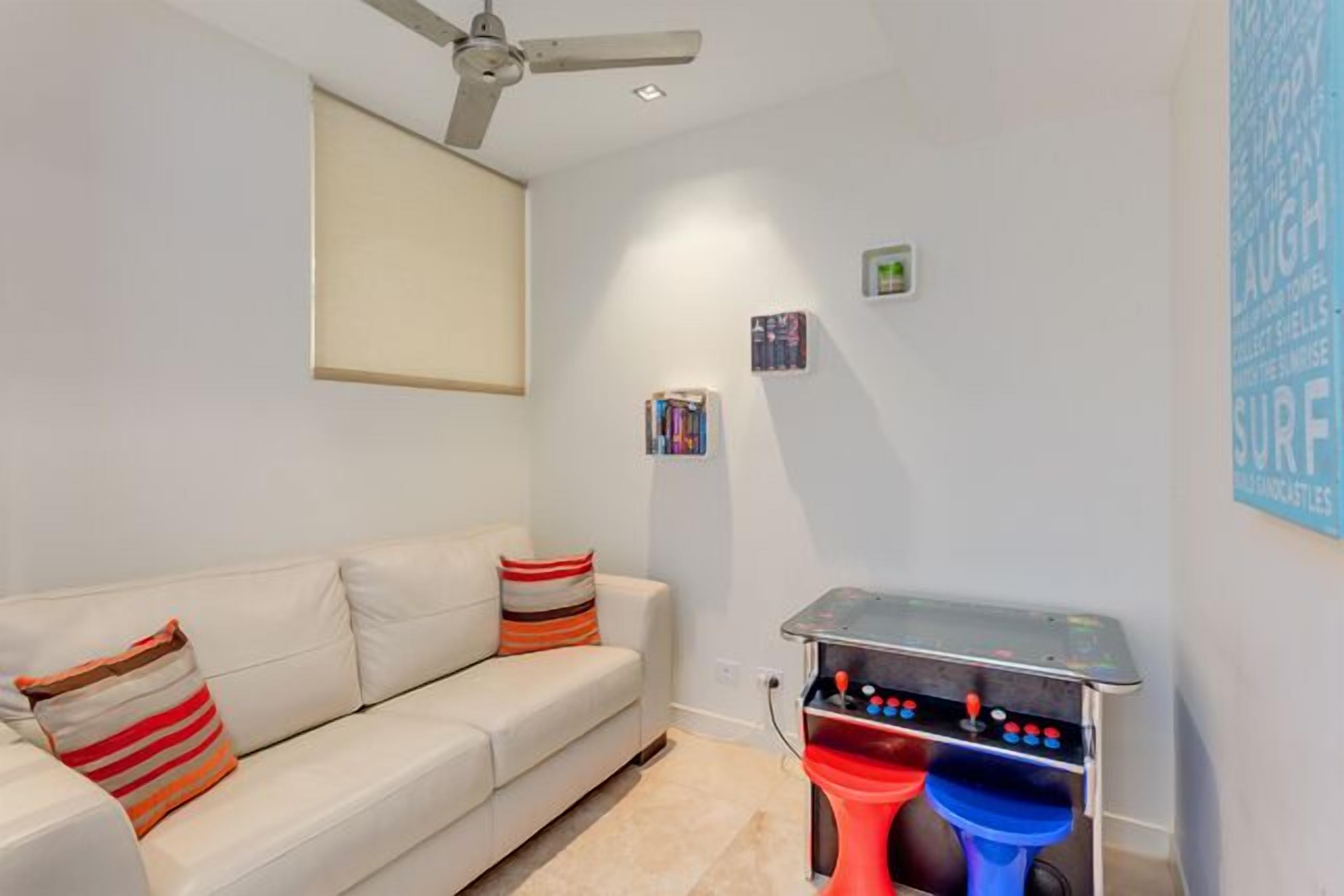 Dee's Retreat - Oceanview Apartments — image 15