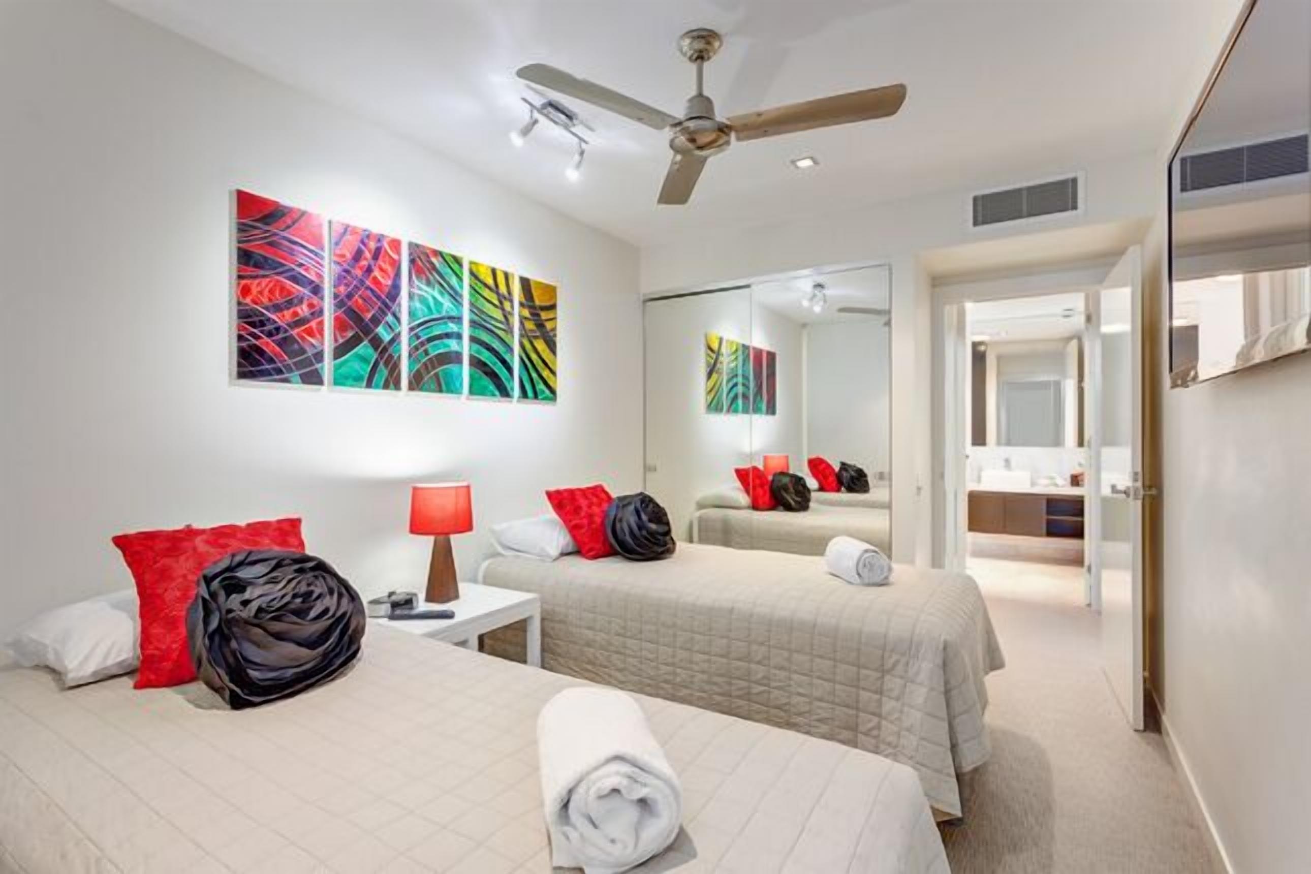 Dee's Retreat - Oceanview Apartments — image 10