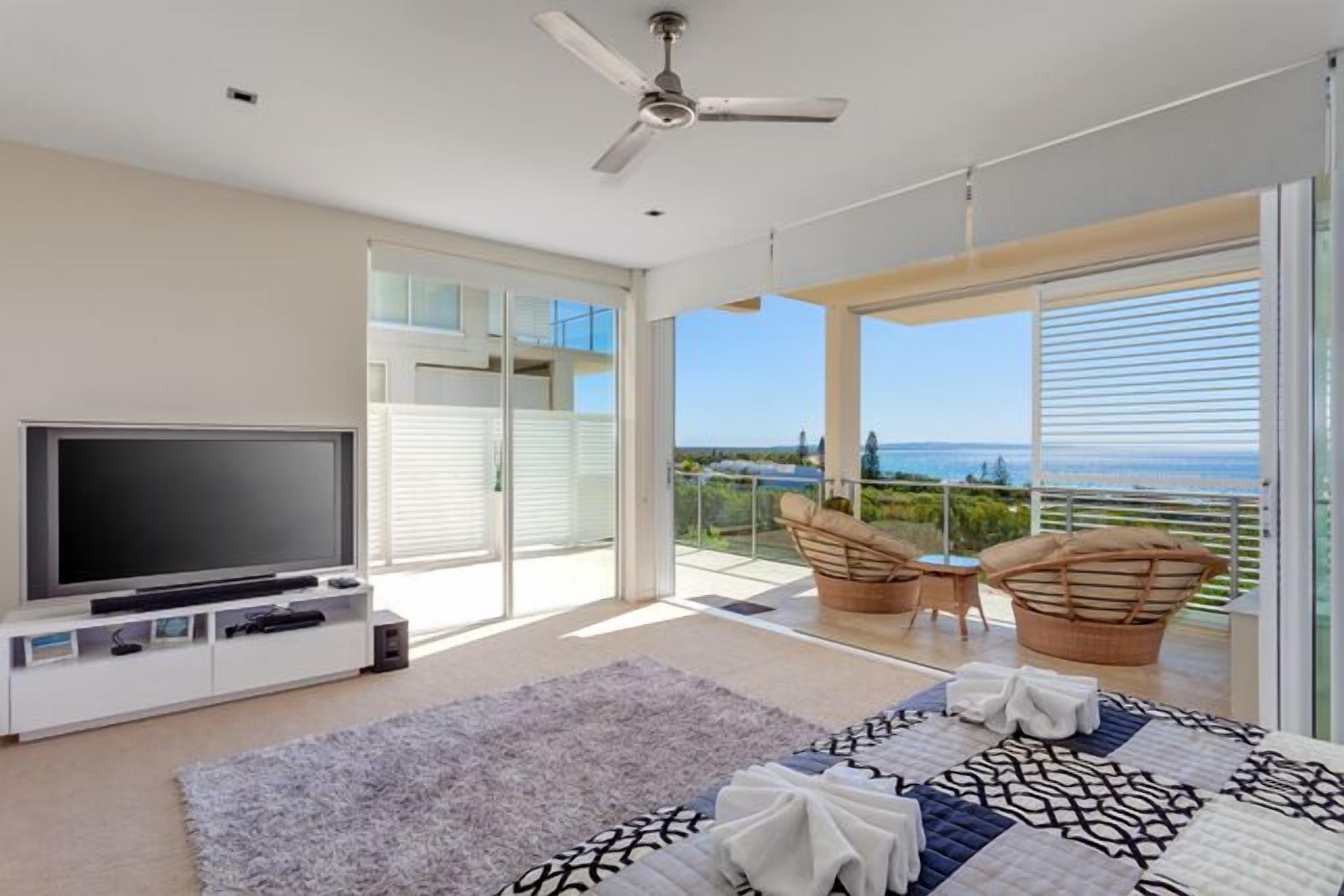 Dee's Retreat - Oceanview Apartments — image 11
