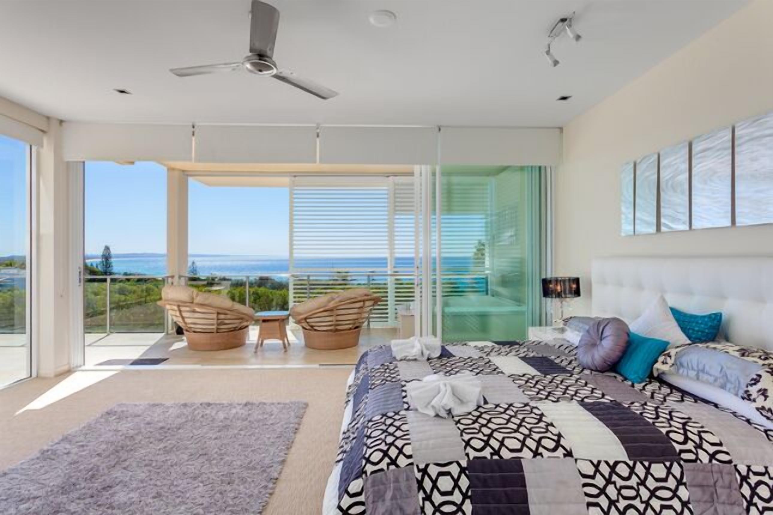 Dee's Retreat - Oceanview Apartments — image 7